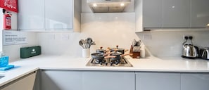 Een koelkast, een microgolfoven, een oven, een kookplaat