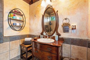 Dusche, Haartrockner, Handtücher