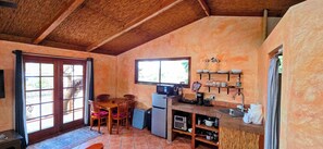 Mikrowelle, Wasserkocher mit Kaffee-/Teezubehör, Toaster