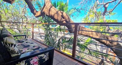 Across the ocean Treehouse at the Salty Jungle Kona - Perfect for two!