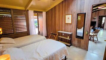 2 bedrooms, desk, WiFi, bed sheets