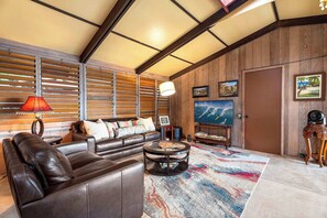 Televisie, een stereo en een kantoor