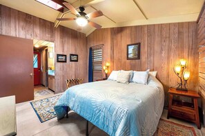 2 bedrooms, desk, WiFi, bed sheets