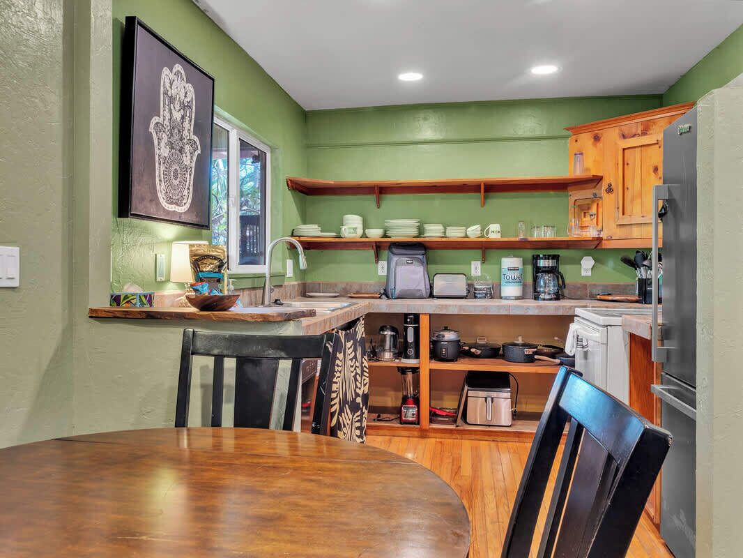 冷蔵庫、電子レンジ、オーブン、コンロ