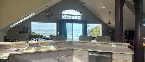 Kjøleskap, mikrobølgeovn, ovn og oppvaskmaskin