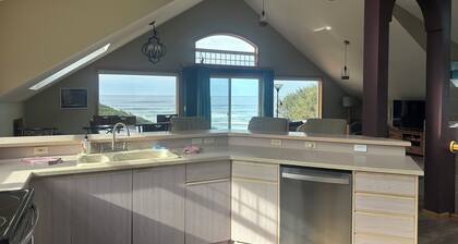 Soaring Seabird - Yachats Ocean View with Hot Tub