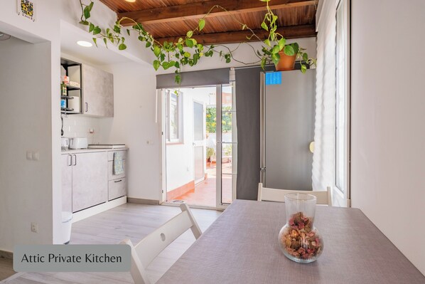 Surface de cuisson, chaise haute, vaisselle et ustensiles
