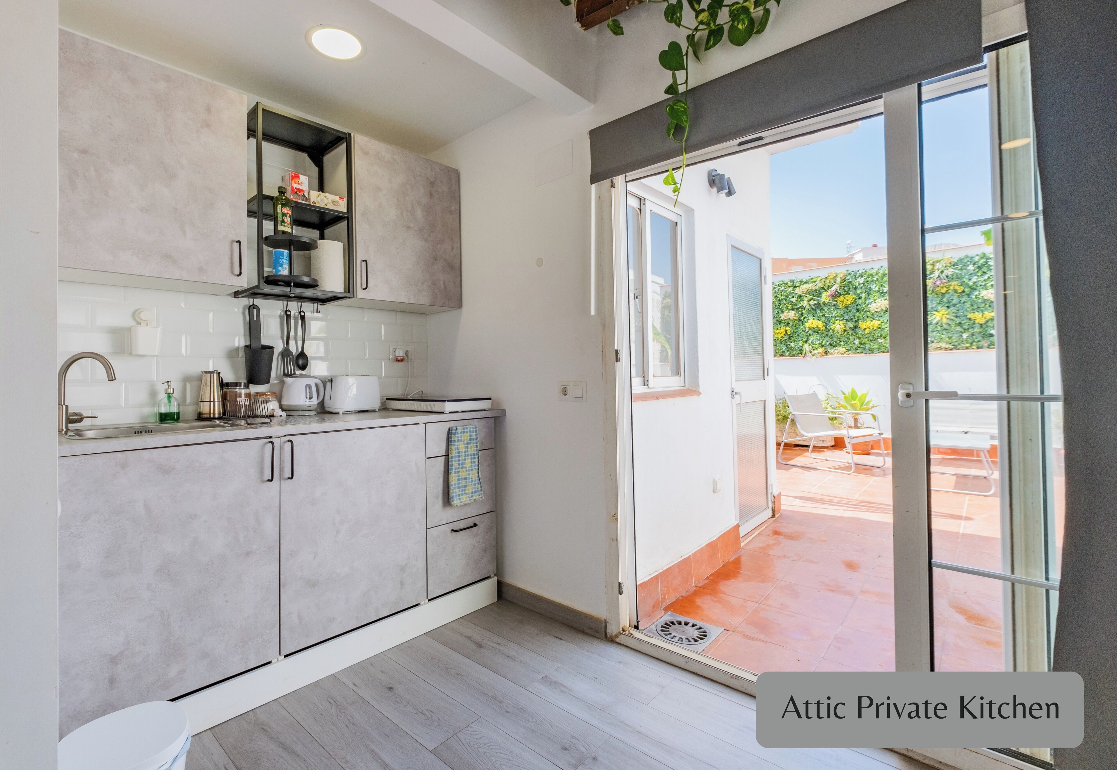 Kokeplater, høy barnestol og kjøkkenutstyr