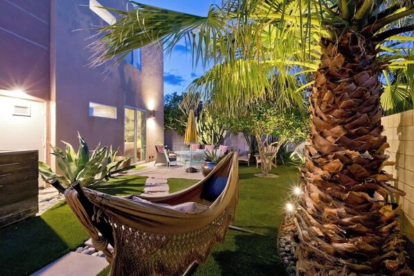 Terrace/patio - Navigate Stays Artful Retreat w Pool & Cabana (Palm Springs)