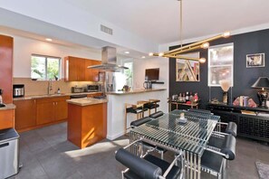 Fridge, microwave, oven, stovetop - Navigate Stays Artful Retreat w Pool & Cabana (Palm Springs)