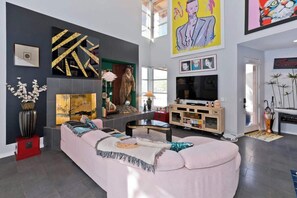 TV - Navigate Stays Artful Retreat w Pool & Cabana (Palm Springs)