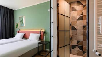 1 habitación, escritorio, tabla de planchar con plancha y cuna de viaje