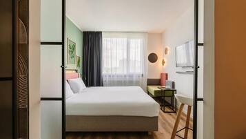 1 habitación, escritorio, tabla de planchar con plancha y cuna de viaje