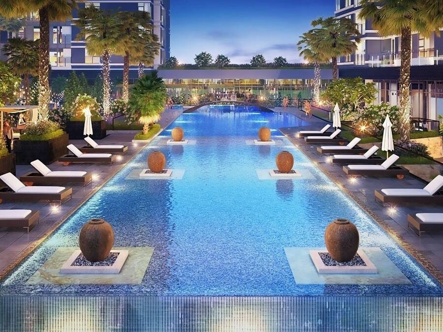 Una piscina al aire libre