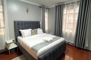 3 habitaciones, tabla de planchar con plancha, wifi y ropa de cama 