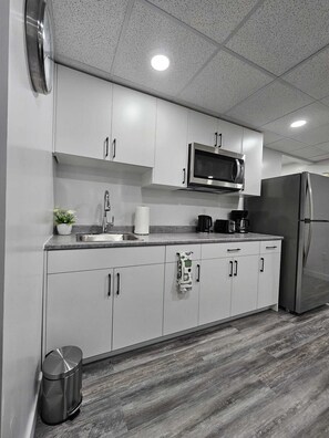 Kjøleskap, mikrobølgeovn, kokeplater og kaffetrakter/tekoker