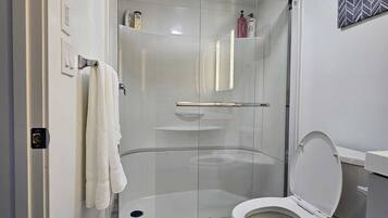 Een douche, een haardroger, handdoeken, zeep