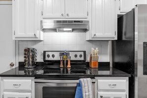 Fridge, microwave, oven, stovetop - Enjoy Comfort On 66th (Tulsa)