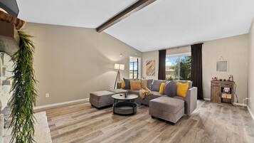 TV connectée, lecteur de DVD, livres