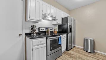 Jääkaappi, mikroaaltouuni, uuni, liesi