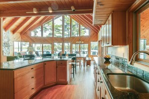 Micro-ondes, lave-vaisselle, cafetière/bouilloire, grille-pain