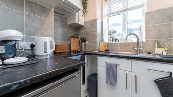 Apartment | 1 bedroom, desk, Internet