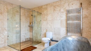 A bathroom with a glass shower enclosure, a toilet, and a large bathtub. - Host Stay Grafton Copper (Brighton)