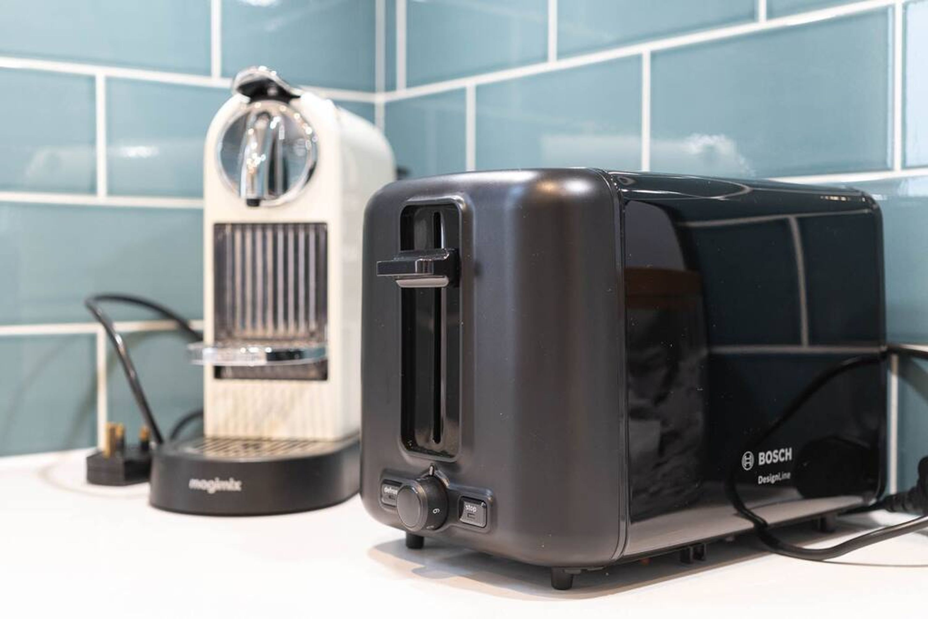 Una cucina con un tostapane Bosch e una macchina da caffè sul piano di lavoro.
