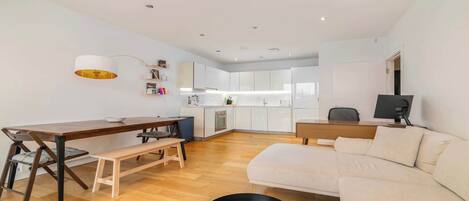 テレビ、書斎 / ワークスペース、PC モニター