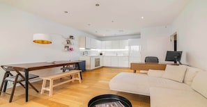 Eine moderne Wohnung mit Essbereich, Küche und Wohnzimmer.