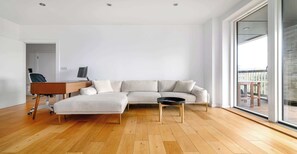 TV, offices, computer monitors - Brilliantly Connected 1BD Flat by Clissold Park (Greater London)