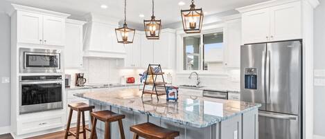 Refrigerador, microondas, horno, placa de cocina