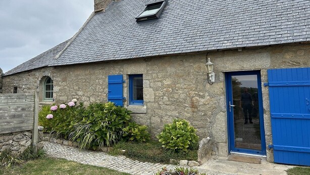 A stone house with a grey tiled roof, a small window, and a blue door. - Kerdraffic Pointe de la Torche (Plomeur)