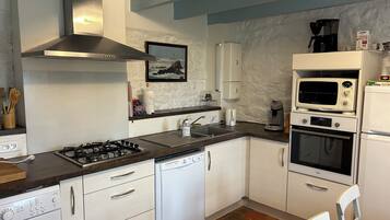 Een koelkast, een oven, een kookplaat, een vaatwasser