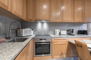 Kühlschrank, Mikrowelle, Ofen, Geschirrspüler