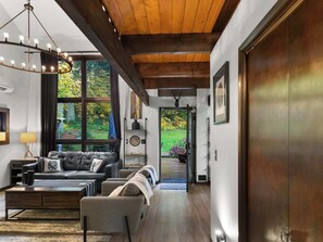 TV, caminetto, studio