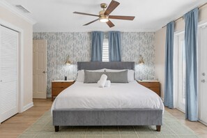 3 Schlafzimmer, Schreibtisch, Bügeleisen/Bügelbrett, Reisekinderbett