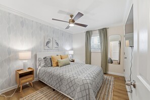 3 bedrooms, desk, iron/ironing board, travel cot