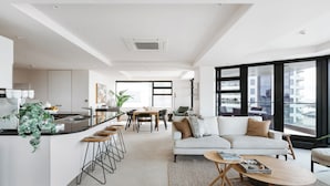 Un apartamento moderno con cocina, comedor y sala de estar.