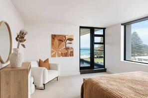 3 bedrooms, iron/ironing board, travel cot, WiFi - Oceanfront Designer Home  Sea Views, Pool and Gym (Mount Maunganui)