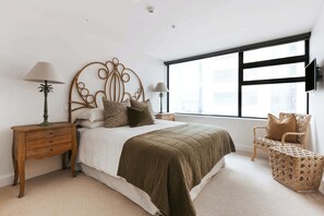 3 bedrooms, iron/ironing board, travel crib, WiFi - Oceanfront Designer Home  Sea Views, Pool and Gym (Mount Maunganui)