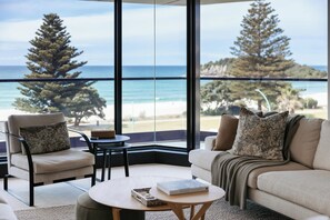 TV, offices - Oceanfront Designer Home  Sea Views, Pool and Gym (Mount Maunganui)