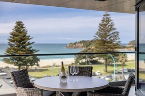 Outdoor dining - Oceanfront Designer Home  Sea Views, Pool and Gym (Mount Maunganui)