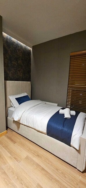 Standard Single Room, Private Bathroom | Iron/ironing board - Amber (Hull)