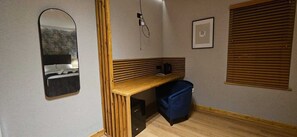 Dobbeltrom – comfort, byutsikt | Strykejern/-brett