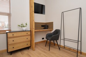 Dobbeltrom – comfort, byutsikt | Strykejern/-brett