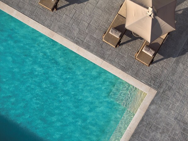 Piscine extérieure (ouverte en saison), parasols de plage