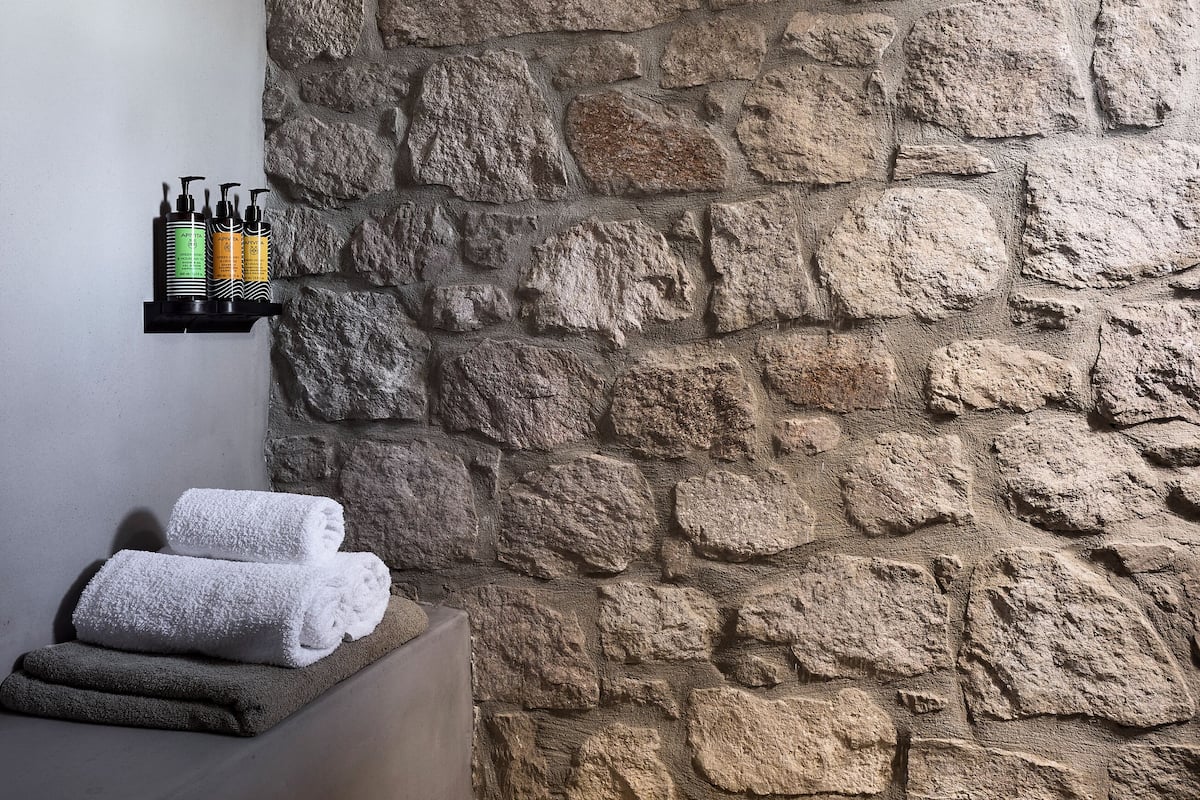 Shower, rainfall showerhead, free toiletries, hair dryer