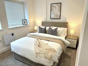 2 bedrooms, internet, bed sheets - Host & Stay | Copper Box (Crosby)