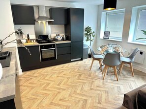 Fridge, microwave, oven, stovetop - Host & Stay | Copper Box (Crosby)